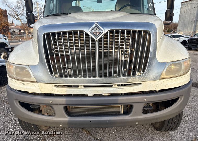 image for item FB8483 2010 International 7400 Service Truck