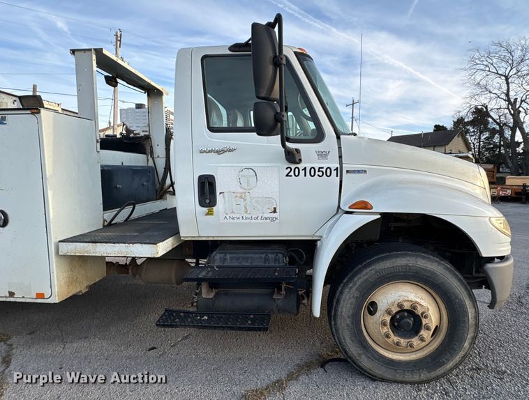 image for item FB8483 2010 International 7400 Service Truck