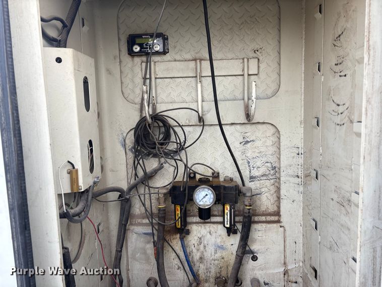 image for item FB8483 2010 International 7400 Service Truck