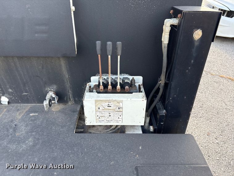 image for item FB8483 2010 International 7400 Service Truck