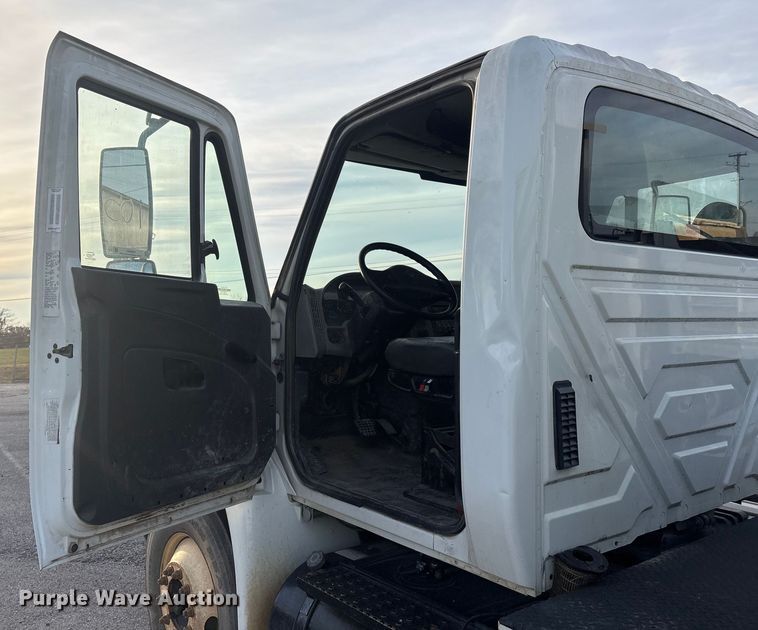 image for item FB8483 2010 International 7400 Service Truck