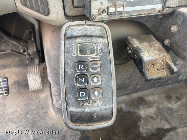 image for item FB8483 2010 International 7400 Service Truck