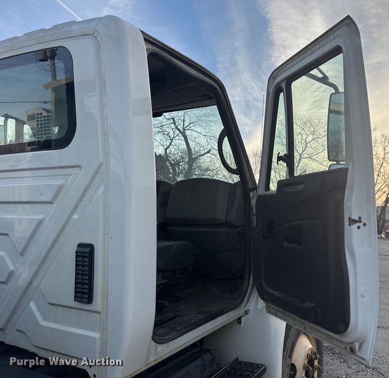 image for item FB8483 2010 International 7400 Service Truck