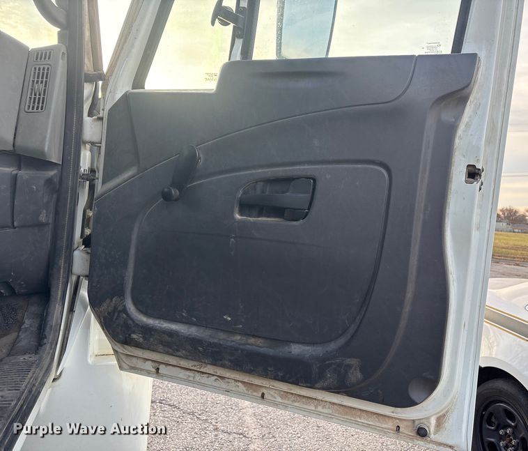 image for item FB8483 2010 International 7400 Service Truck