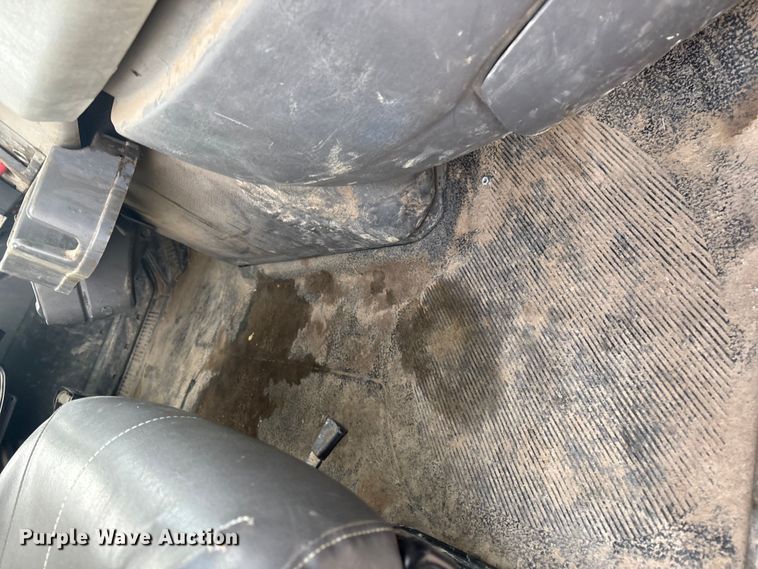 image for item FB8483 2010 International 7400 Service Truck