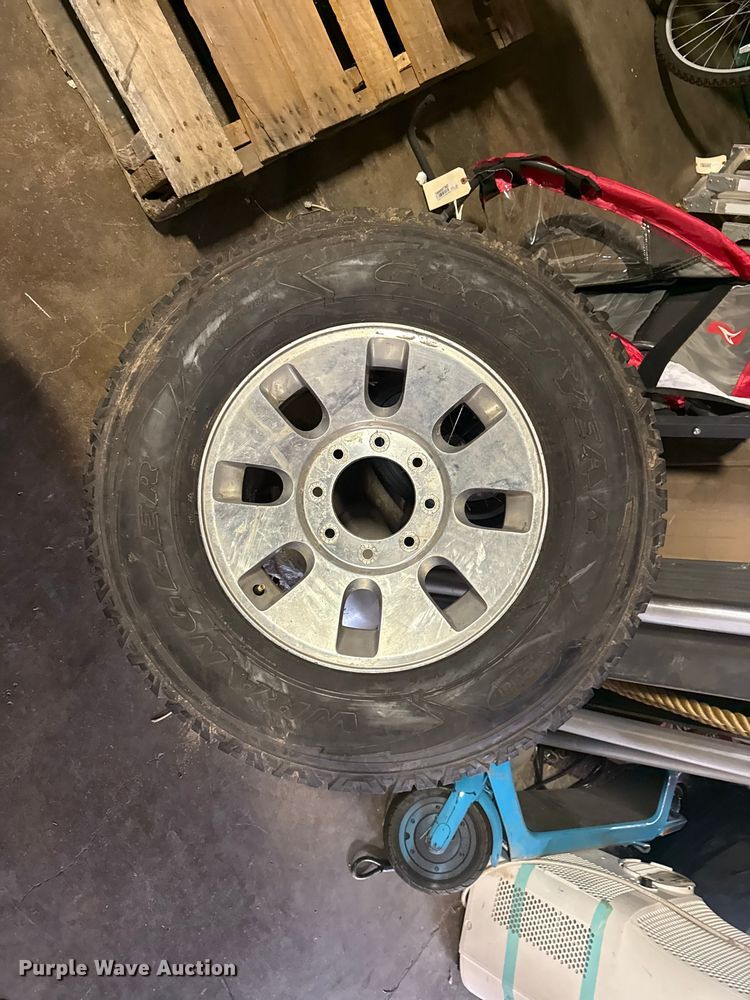 image for item FB8539 (2) tires