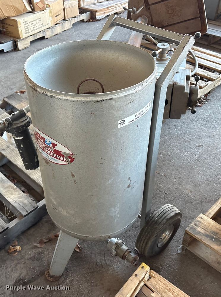 image for item FB8559 Brut  Abbrassive Cleaning Equipment sandblasting pot