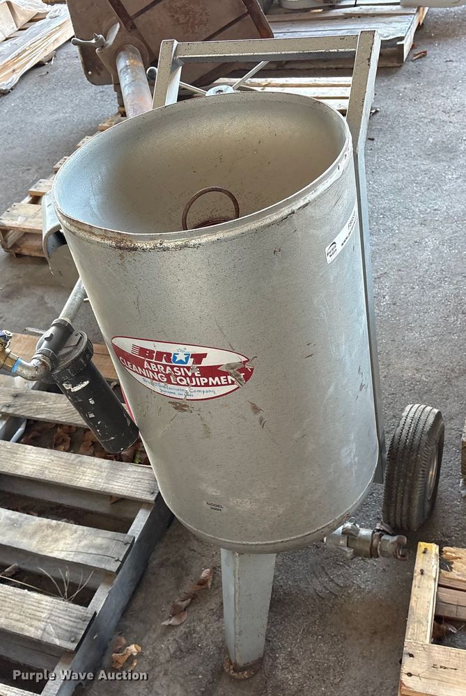 image for item FB8559 Brut  Abbrassive Cleaning Equipment sandblasting pot