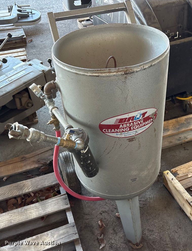 image for item FB8559 Brut  Abbrassive Cleaning Equipment sandblasting pot