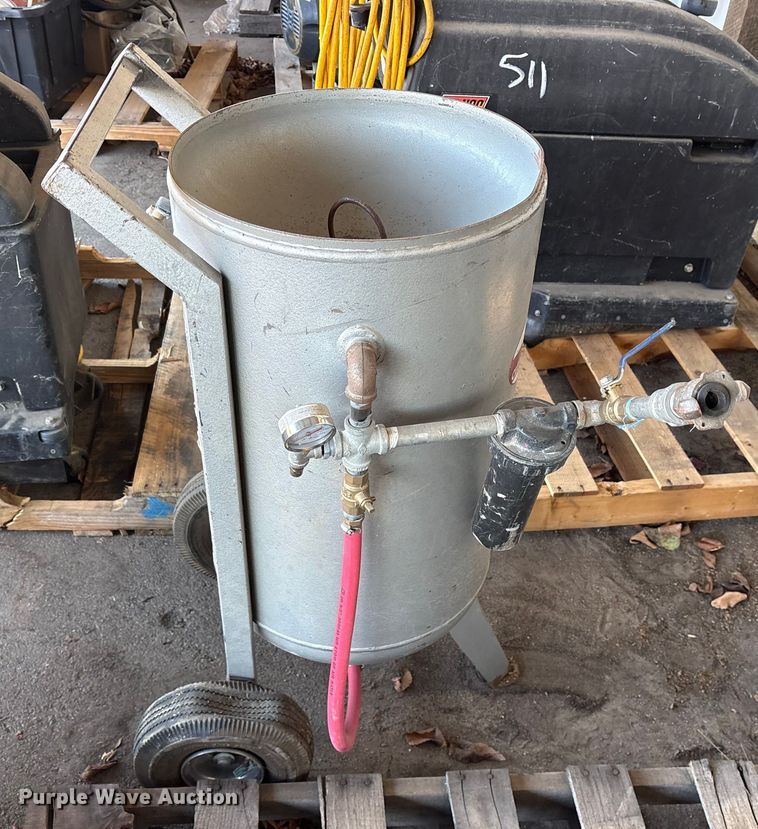 image for item FB8559 Brut  Abbrassive Cleaning Equipment sandblasting pot