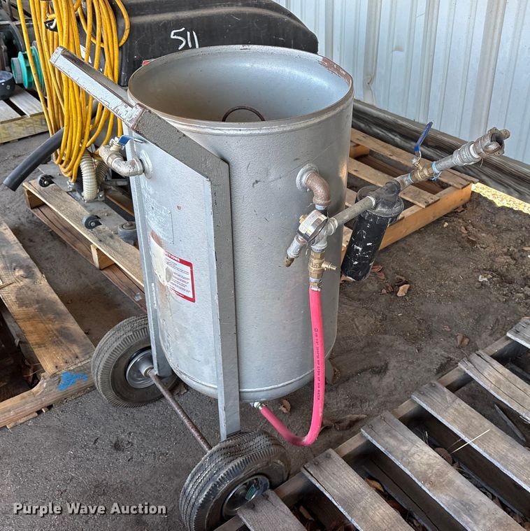 image for item FB8559 Brut  Abbrassive Cleaning Equipment sandblasting pot