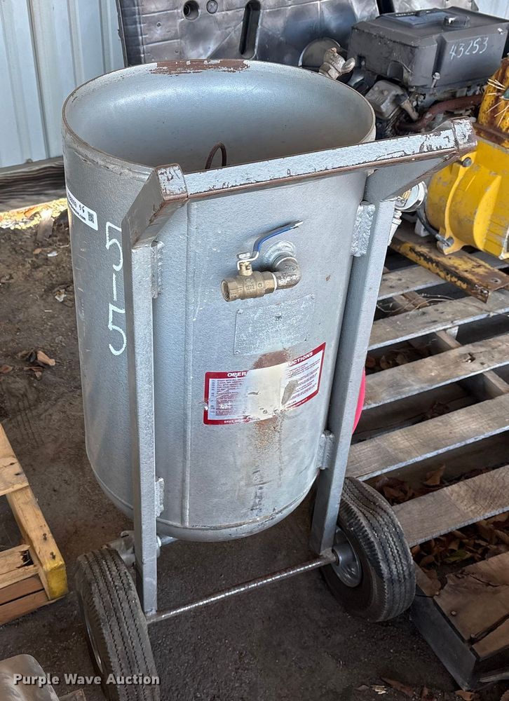 image for item FB8559 Brut  Abbrassive Cleaning Equipment sandblasting pot