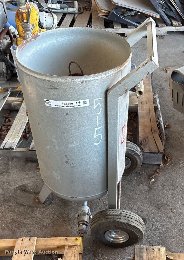 image for item FB8559 Brut  Abbrassive Cleaning Equipment sandblasting pot