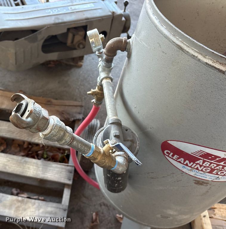 image for item FB8559 Brut  Abbrassive Cleaning Equipment sandblasting pot