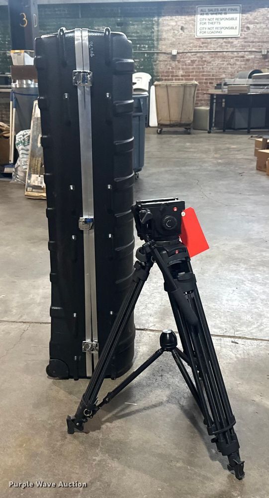 image for item FB8569 Tripod system with case