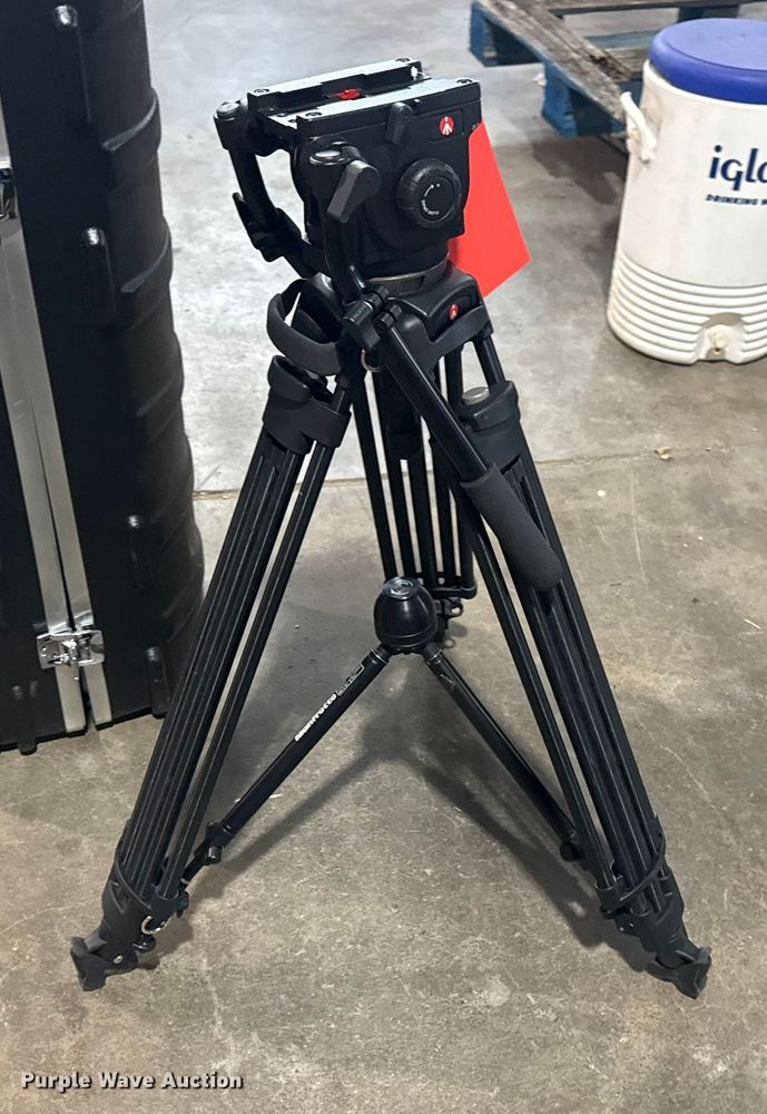image for item FB8569 Tripod system with case