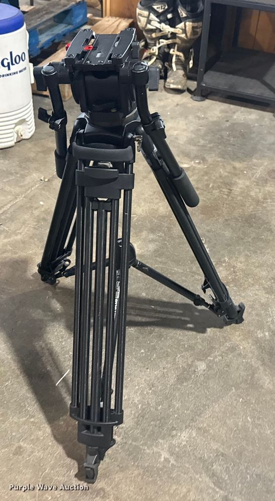 image for item FB8569 Tripod system with case