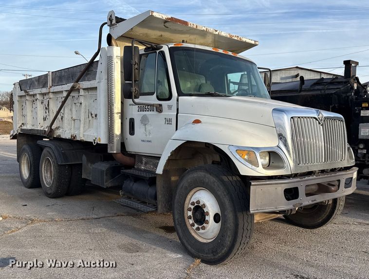 image for item FB8585 2005 International 7400 dump truck