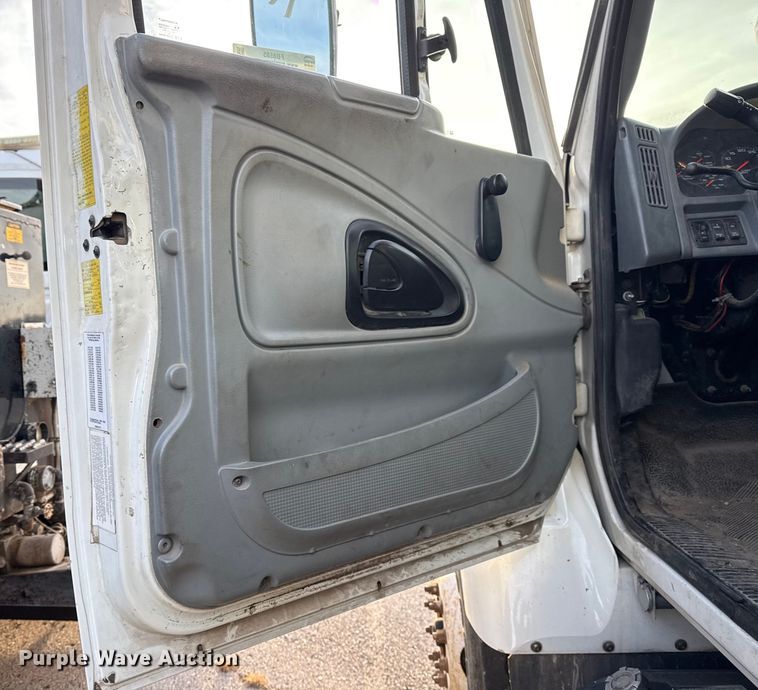 image for item FB8585 2005 International 7400 dump truck