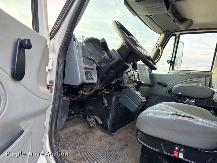 image for item FB8585 2005 International 7400 dump truck