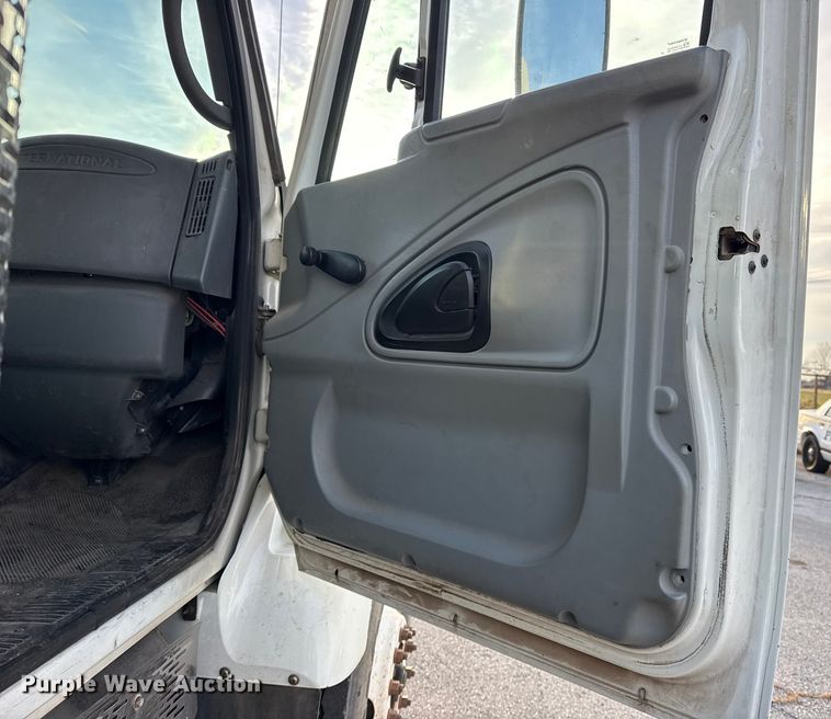 image for item FB8585 2005 International 7400 dump truck