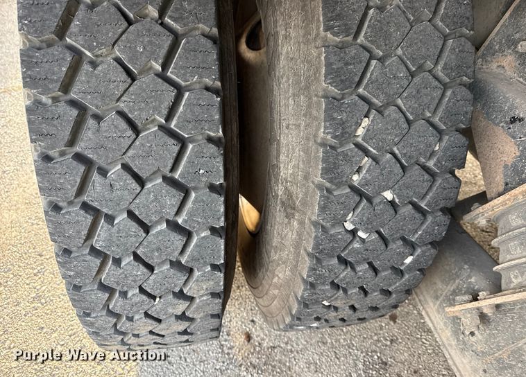 image for item FB8585 2005 International 7400 dump truck