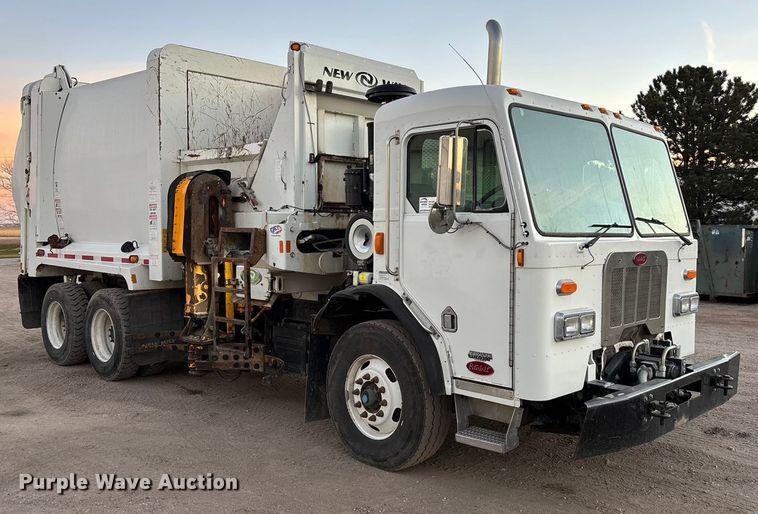 image for item FG1669 2014 Peterbilt 320 refuse truck