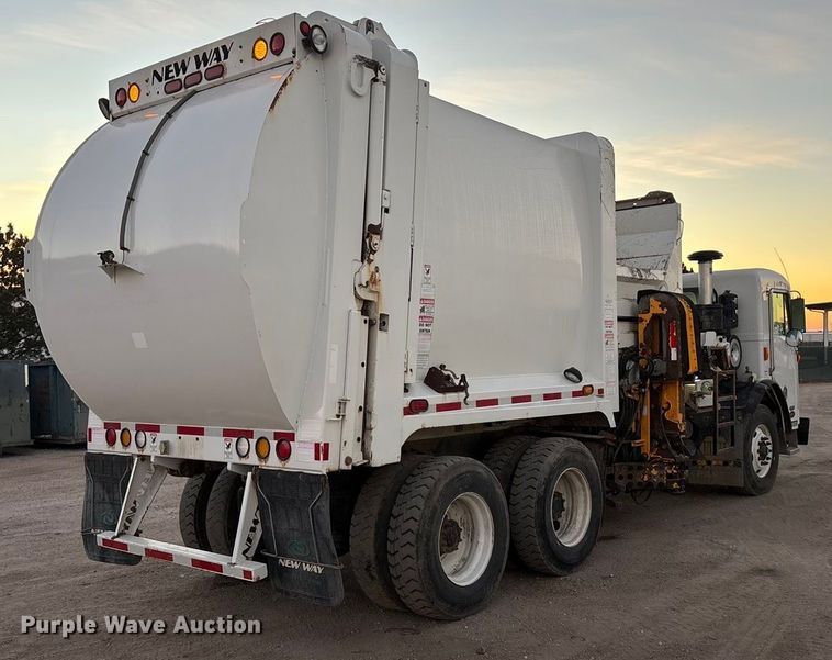 image for item FG1669 2014 Peterbilt 320 refuse truck