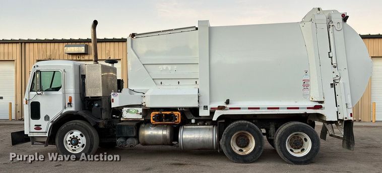 image for item FG1669 2014 Peterbilt 320 refuse truck