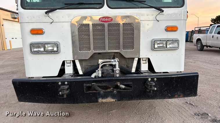 image for item FG1669 2014 Peterbilt 320 refuse truck