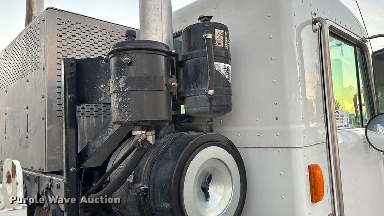 image for item FG1669 2014 Peterbilt 320 refuse truck