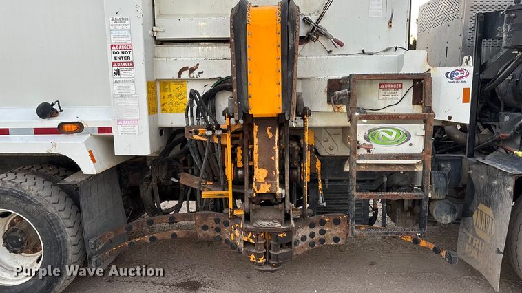 image for item FG1669 2014 Peterbilt 320 refuse truck