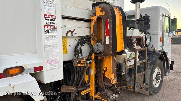 image for item FG1669 2014 Peterbilt 320 refuse truck