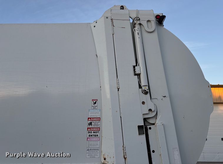 image for item FG1669 2014 Peterbilt 320 refuse truck