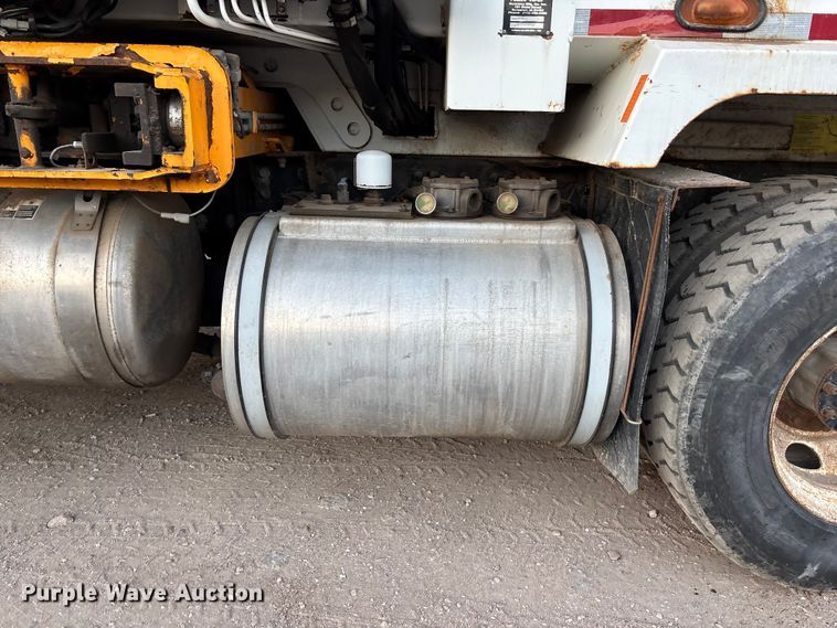 image for item FG1669 2014 Peterbilt 320 refuse truck