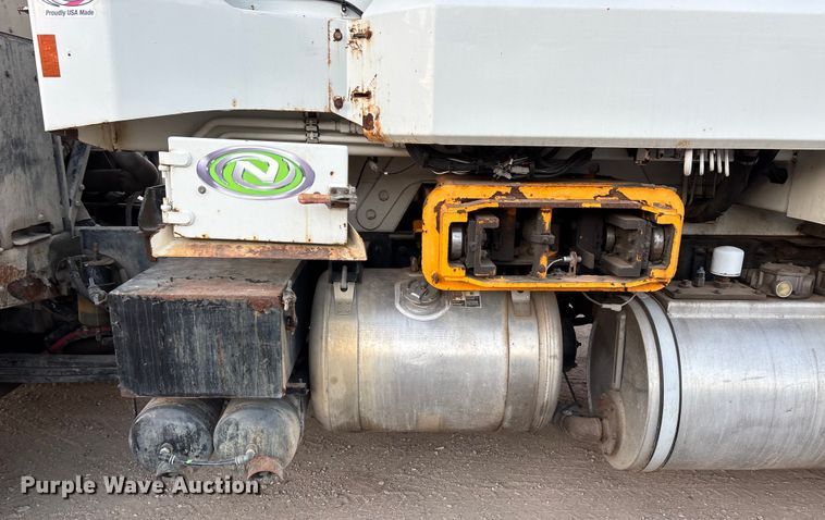 image for item FG1669 2014 Peterbilt 320 refuse truck