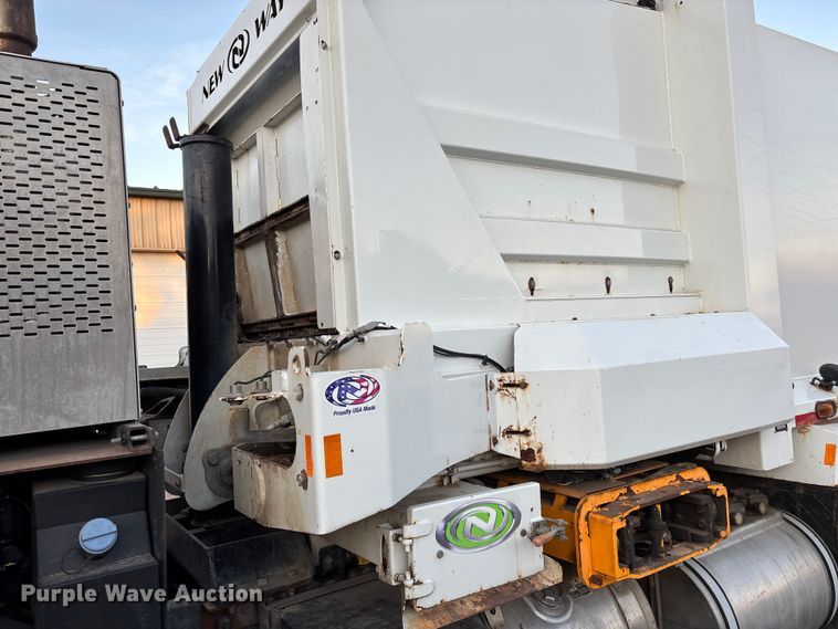 image for item FG1669 2014 Peterbilt 320 refuse truck