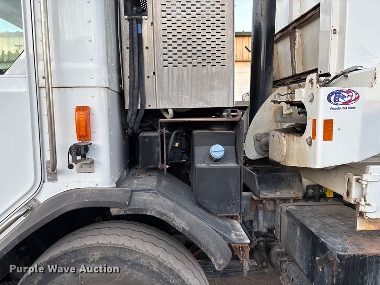 image for item FG1669 2014 Peterbilt 320 refuse truck