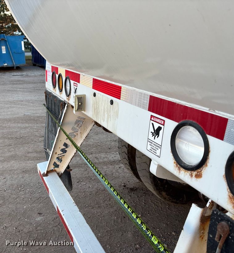 image for item FG1669 2014 Peterbilt 320 refuse truck