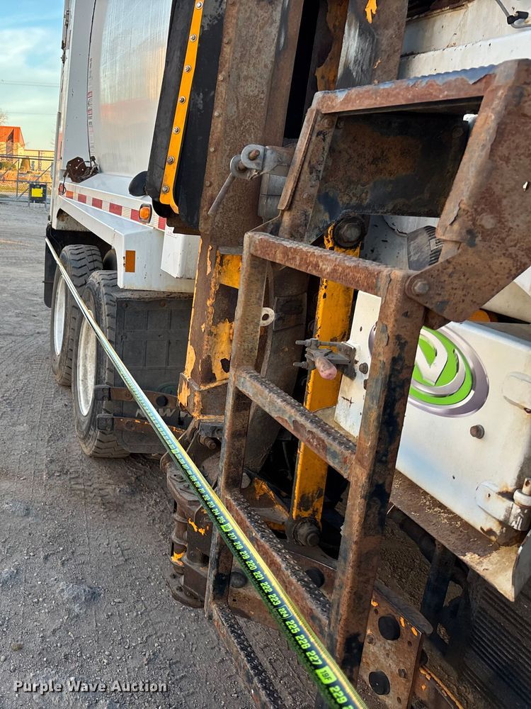 image for item FG1669 2014 Peterbilt 320 refuse truck