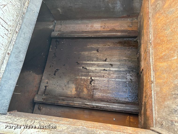 image for item FG1669 2014 Peterbilt 320 refuse truck