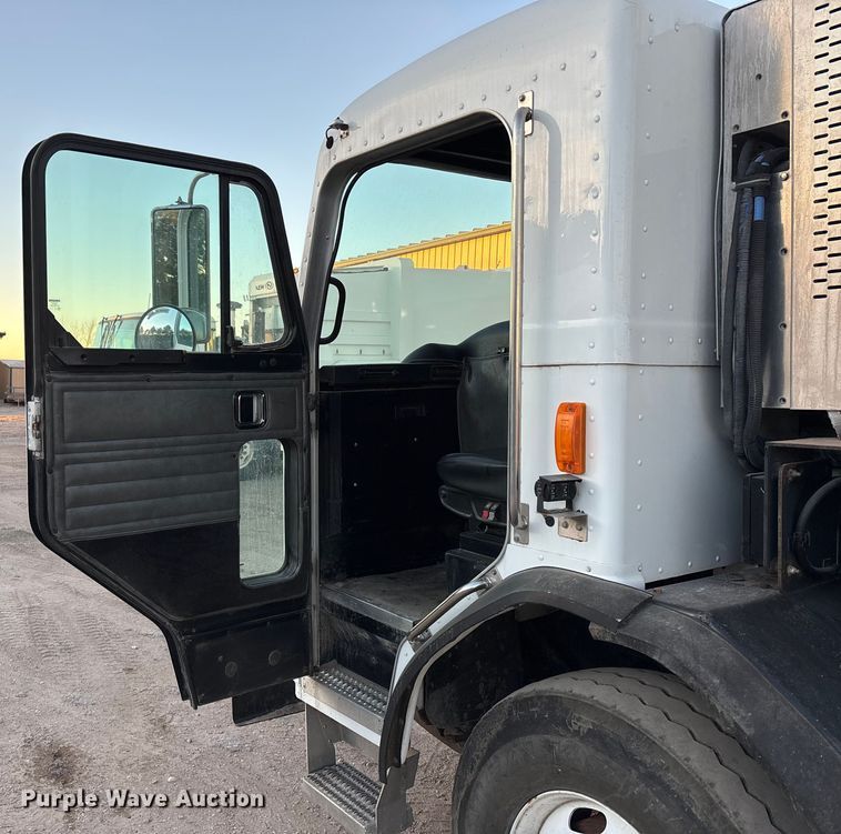 image for item FG1669 2014 Peterbilt 320 refuse truck