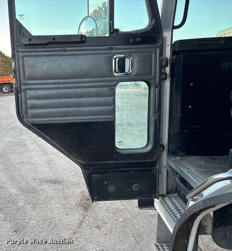 image for item FG1669 2014 Peterbilt 320 refuse truck