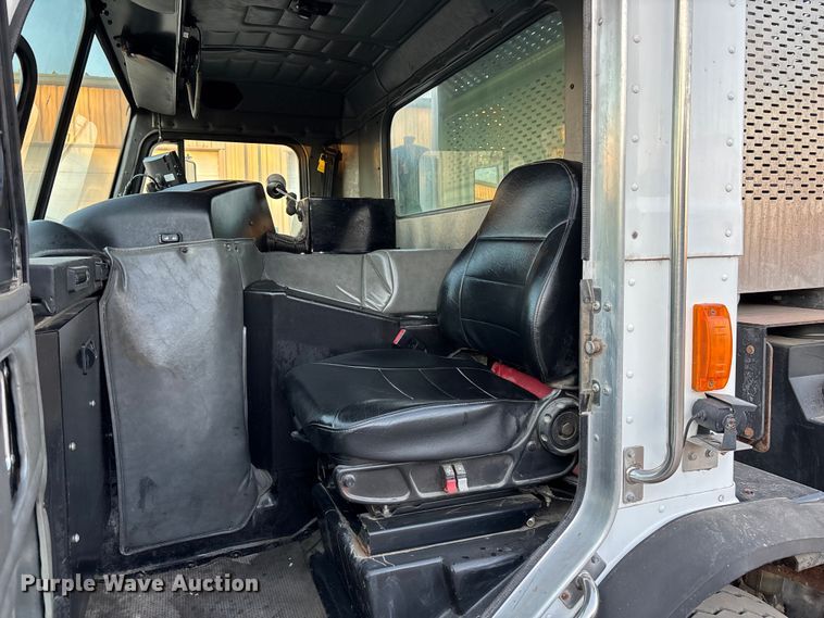 image for item FG1669 2014 Peterbilt 320 refuse truck