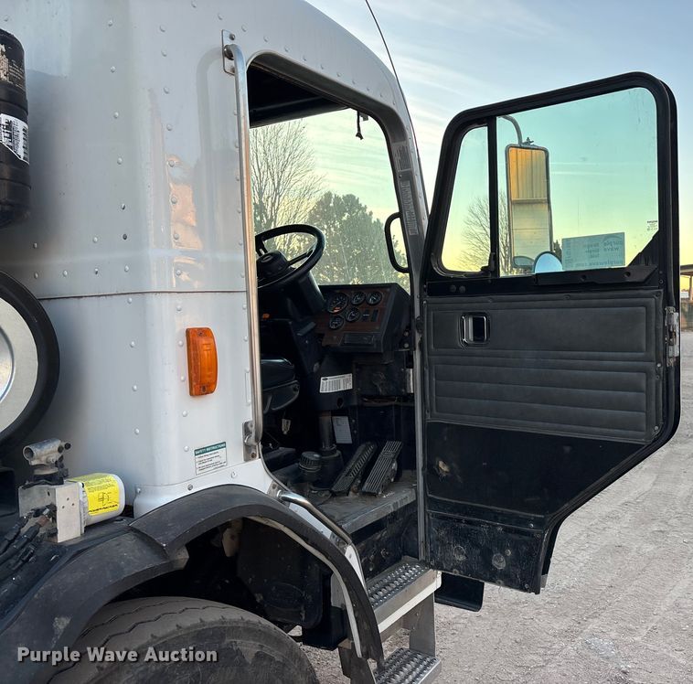 image for item FG1669 2014 Peterbilt 320 refuse truck