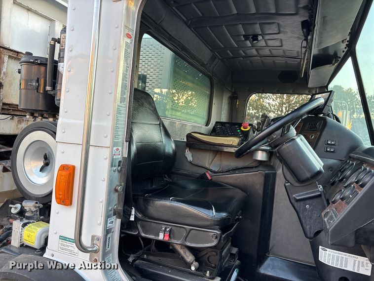 image for item FG1669 2014 Peterbilt 320 refuse truck