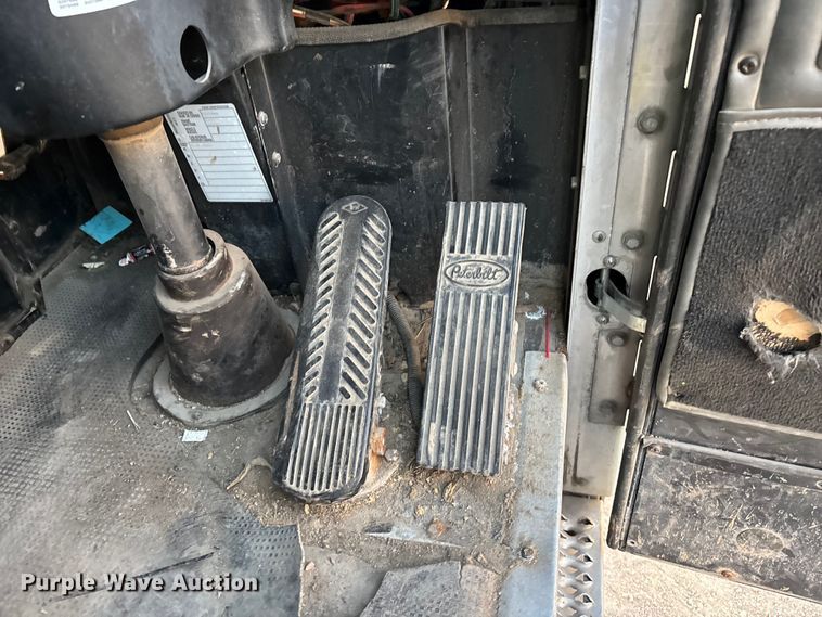 image for item FG1669 2014 Peterbilt 320 refuse truck