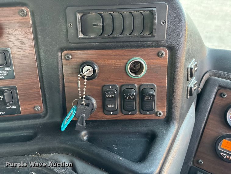 image for item FG1669 2014 Peterbilt 320 refuse truck