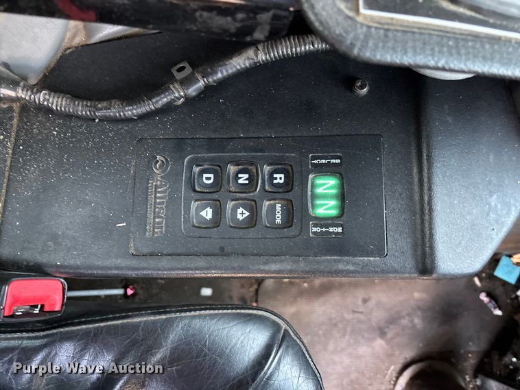 image for item FG1669 2014 Peterbilt 320 refuse truck