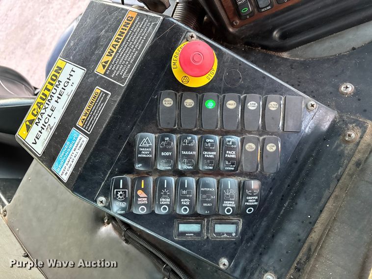 image for item FG1669 2014 Peterbilt 320 refuse truck